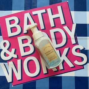 NWT Bath & Body Works Vanilla Romance Foaming Hand Soap